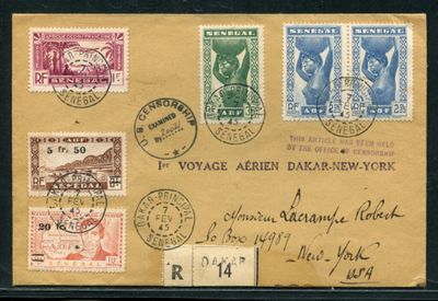 une vieille enveloppe sur laquelle figurent des timbres et la photo d'une femme