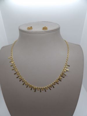 gros plan d'un collier et de boucles d'oreilles sur un mannequin