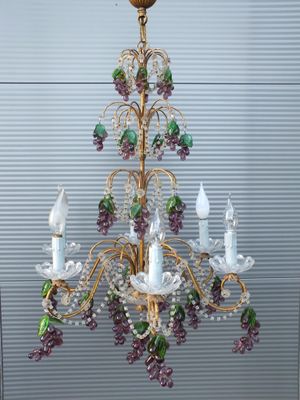un lustre orné d'une grappe de raisin