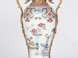 a vase that is sitting on a table