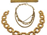 un gros plan d'un collier et d'un bracelet sur fond blanc