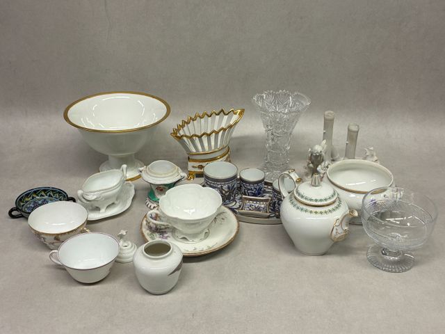 Lot divers de porcelaine : coupe cornet ajourée, nécessaire fumeu