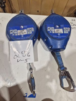 deux mètres rubans bleus posés sur une table