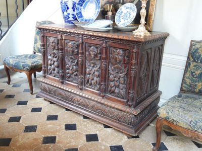 une armoire en bois sur laquelle est posée une assiette bleue et blanche