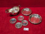un ensemble de plats en argent posés sur une nappe rouge