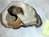 une figurine représentant une femme tenant un bébé dans ses bras