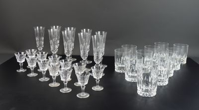 un grand nombre de verres à vin posés sur une table