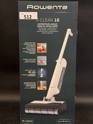 le boîtier d'un aspirateur est posé sur une surface noire