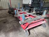 un chariot rouge garé dans un garage avec d'autres véhicules