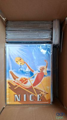 une boîte en carton avec, à l'intérieur, l'image d'une scène de plage