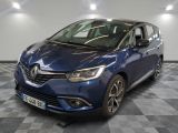 la voiture bleue est garée sur un sol en damier dans le garage