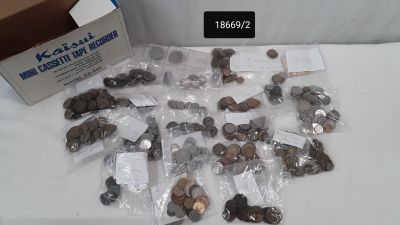 une boîte remplie de pièces posée sur une table à côté d'une autre boîte remplie de pièces