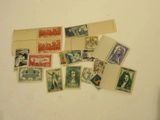 de nombreux types de timbres sur la table