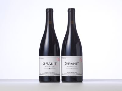 deux bouteilles de vin rouge posées l'une à côté de l'autre sur une table