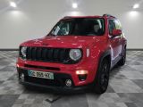 La jeep rouge est garée dans une pièce dont le sol est en damier.