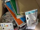une boîte en carton remplie d'appareils électroniques et d'autres objets