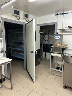 une image d'une cuisine commerciale avec des appareils en acier inoxydable