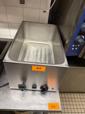 un évier en inox dans lequel il y a beaucoup d'eau