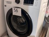 un lave-linge et un sèche-linge dans le coin d'une pièce