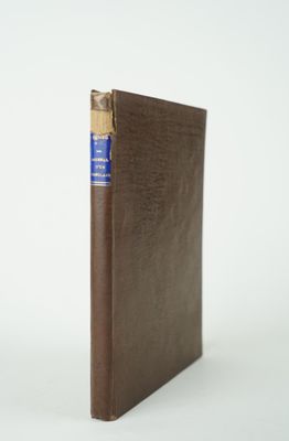 un vieux livre marron avec un marque-page bleu sur la couverture