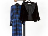 un porte-manteau sur lequel sont accrochés deux manteaux et un porte-manteau sur lequel sont accrochés deux manteaux