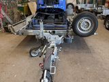 un camion attelé à une remorque dans un garage