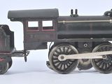 un petit train posé sur une surface blanche