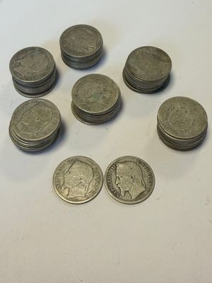 beaucoup de pièces posées sur une table blanche