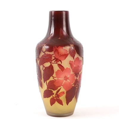 un vase avec un motif floral sur fond blanc