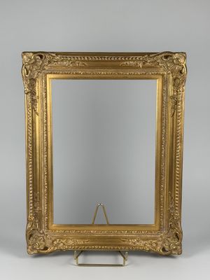 un miroir à cadre doré posé sur un pied, surmonté d'un petit miroir
