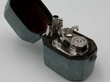 un briquet posé sur une surface blanche
