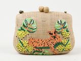 un gros plan d'un sac à main orné d'un cerf