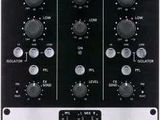 un gros plan d'une table de mixage de DJ sur fond blanc