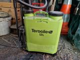 un bac vert muni d'un tuyau et auquel est raccordé un tuyau