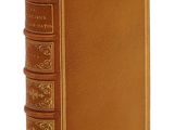 un livre marron aux bords dorés et à la couverture dorée