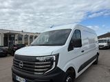 une camionnette blanche garée sur un parking, avec d'autres véhicules en arrière-plan