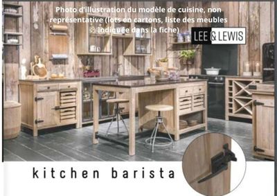 une photo d'une cuisine avec des placards en bois et une cuisinière noire