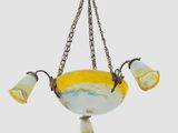 lustre en verre jaune et blanc suspendu à une chaîne