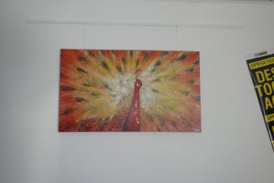 une photo d'un tableau accroché au mur