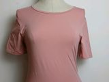 le haut d'une chemise rose est sur un mannequin mannequin mannequin mannequin mannequin mannequin mannequin manne