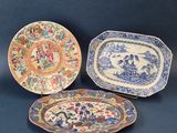 trois assiettes à motifs différents posées sur une table