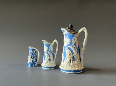 trois vases bleus et blancs posés les uns à côté des autres sur une table