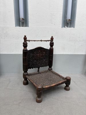 un lit en bois avec un pied de lit en osier