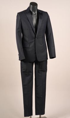 une photo d'un costume sur un mannequin
