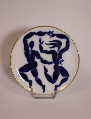 une assiette avec un motif bleu et blanc