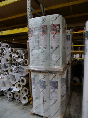 plusieurs rouleaux de papier hygiénique empilés les uns sur les autres