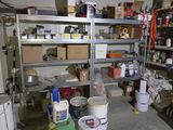 une pièce avec beaucoup d'objets sur les étagères