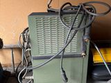 une petite machine verte posée à côté d'une valise noire