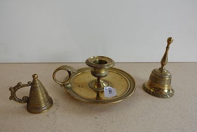 trois objets en laiton posés les uns à côté des autres sur une table