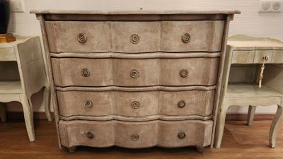 une commode posée sur un parquet en bois massif